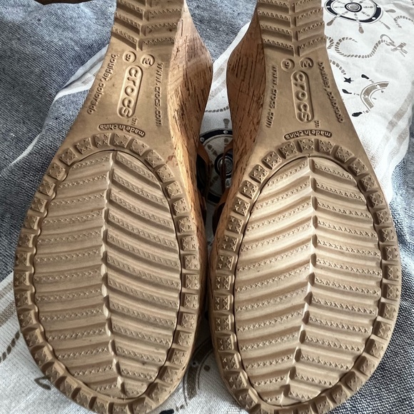 CROCS Aleigh tan wedges W6 sizing - Picture 5 of 8